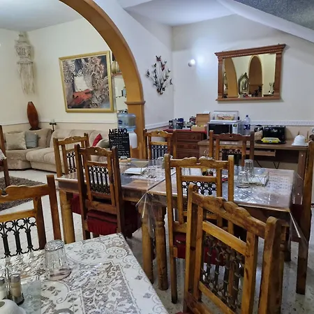 Saracini's Проживание в семье Аттард